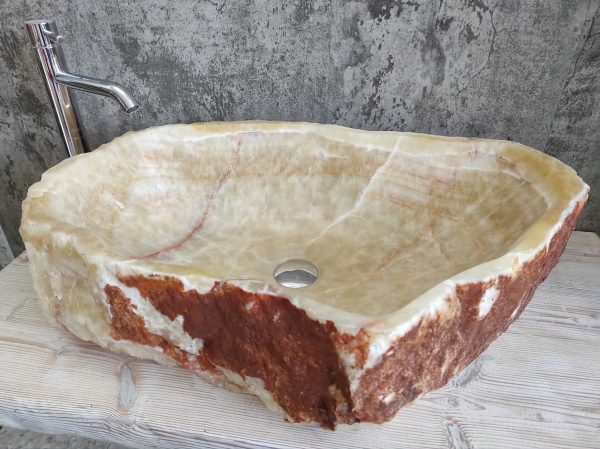 Rustikalni umivaonik od oniksa onyx sink washbasin rustic bathroom kupaonica rustikalna kupaonica nekretnine
