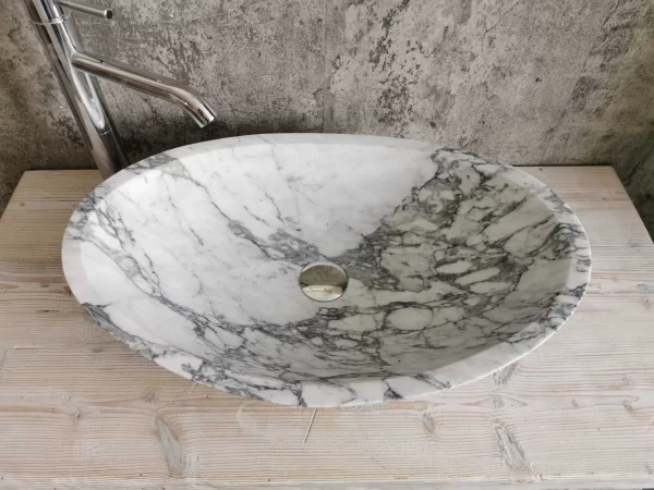Moderni umivaonik od prirodnog Carrara mramora Carrara mramor moderna kupaonica luksuzni kameni umivaonik luxury apartman
