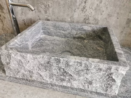 Vanjski granitni sudoper od ručno obrađenog granita dimenzija 50 x 42 cm i visine 21 cm.