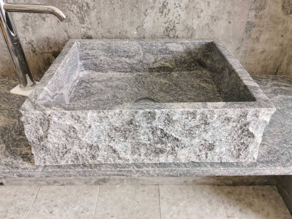 Vanjski granitni sudoper od ručno obrađenog granita dimenzija 50 x 42 cm i visine 21 cm. 6