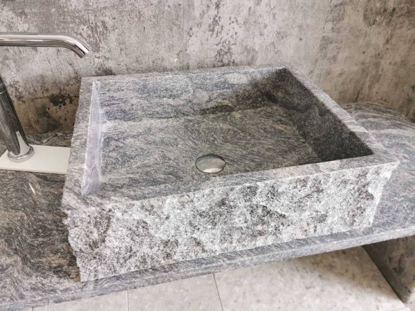 Vanjski granitni sudoper od ručno obrađenog granita dimenzija 50 x 42 cm i visine 21 cm.3
