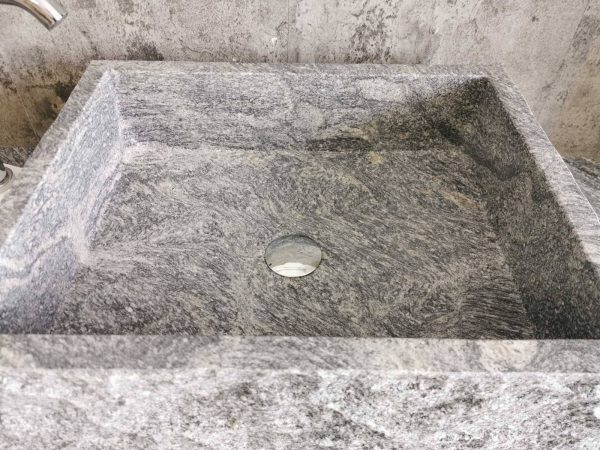 Vanjski granitni sudoper od ručno obrađenog granita dimenzija 50 x 42 cm i visine 21 cm.4