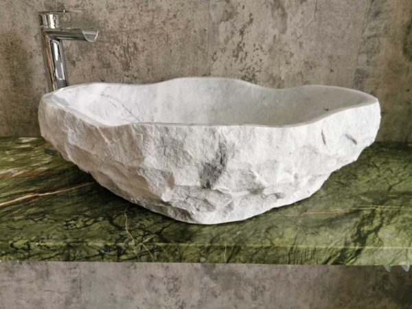 Ručno rađeni umivaonik od Carrara mramora dimenzija 63x46 cm
